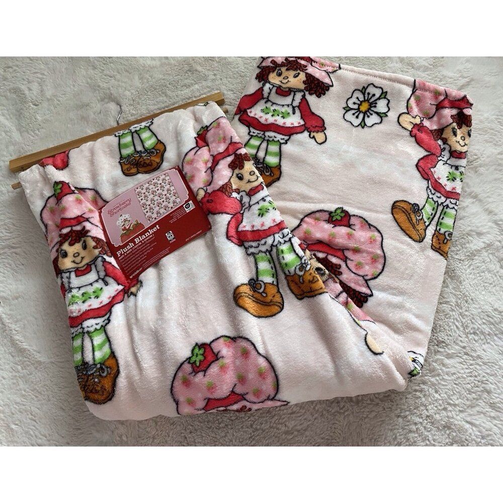Strawberry Shortcake Classic 60 X 90” Soft Plush Blanket TWIN Size Poses Flowers - Picture 10 of 16